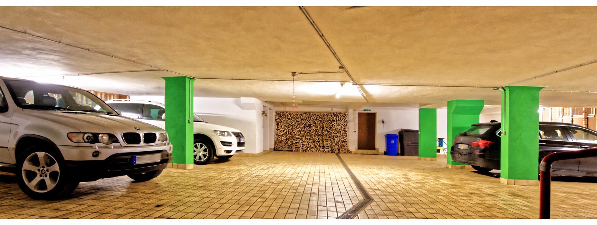 Tiefgarage der Residenz am Fuggerpark mit aktualisiertem Holzstapel