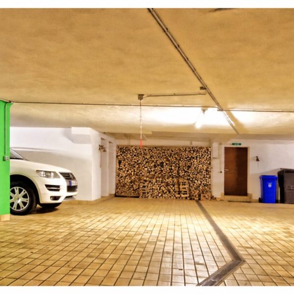 Tiefgarage der Residenz am Fuggerpark mit aktualisiertem Holzstapel