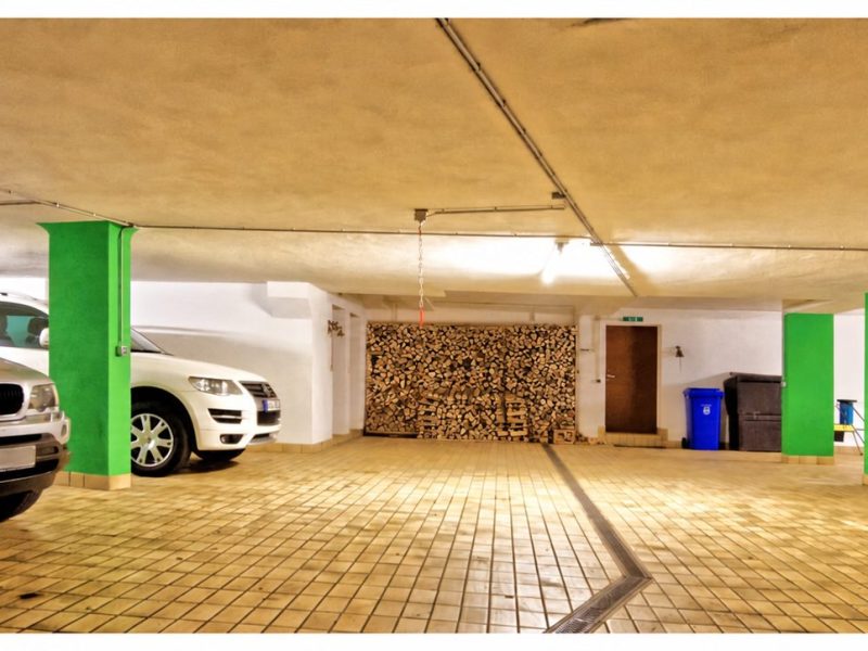 Tiefgarage der Residenz am Fuggerpark mit aktualisiertem Holzstapel