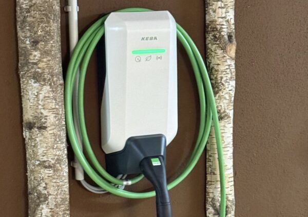 Wallbox mit grünem Ladekabel an der Residenz am Fuggerpark